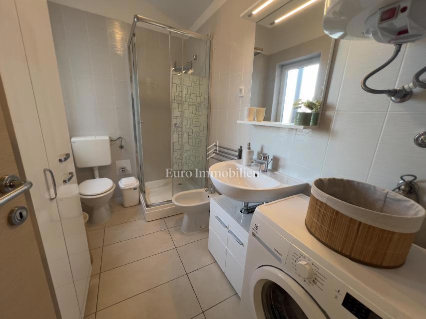 Appartamento ristrutturato nel centro di Crikvenica, prima fila sul mare