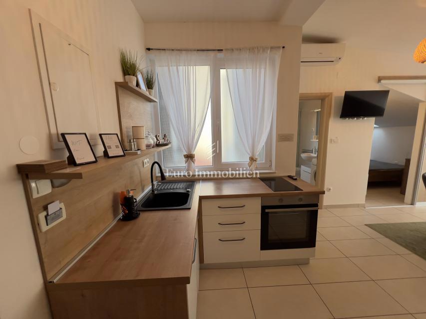 Appartamento ristrutturato nel centro di Crikvenica, prima fila sul mare