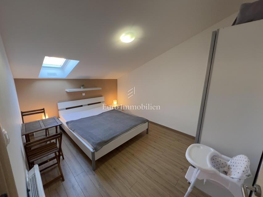 Appartamento ristrutturato nel centro di Crikvenica, prima fila sul mare