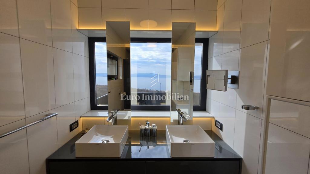 Crikvenica - casa con piscina e terreno edificabile