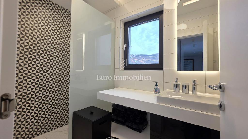 Crikvenica - casa con piscina e terreno edificabile