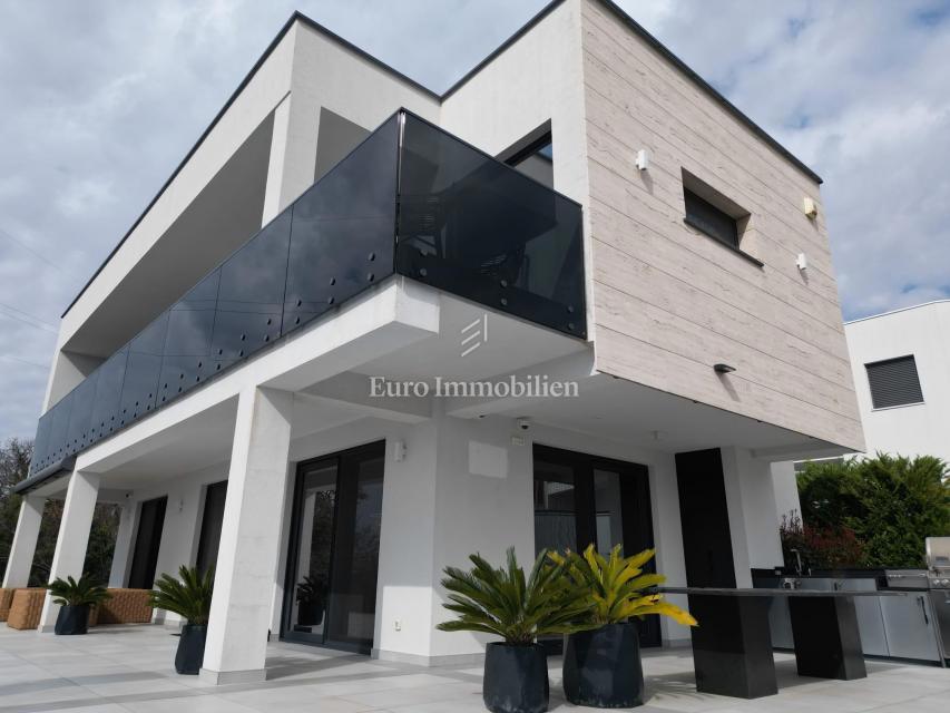 Crikvenica - casa con piscina e terreno edificabile