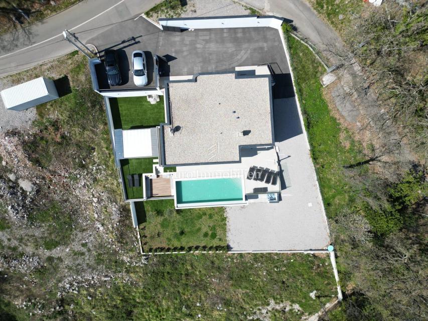 Lovran - casa moderna con piscina a sfioro