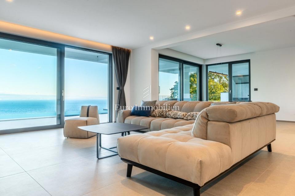 Lovran - casa moderna con piscina a sfioro