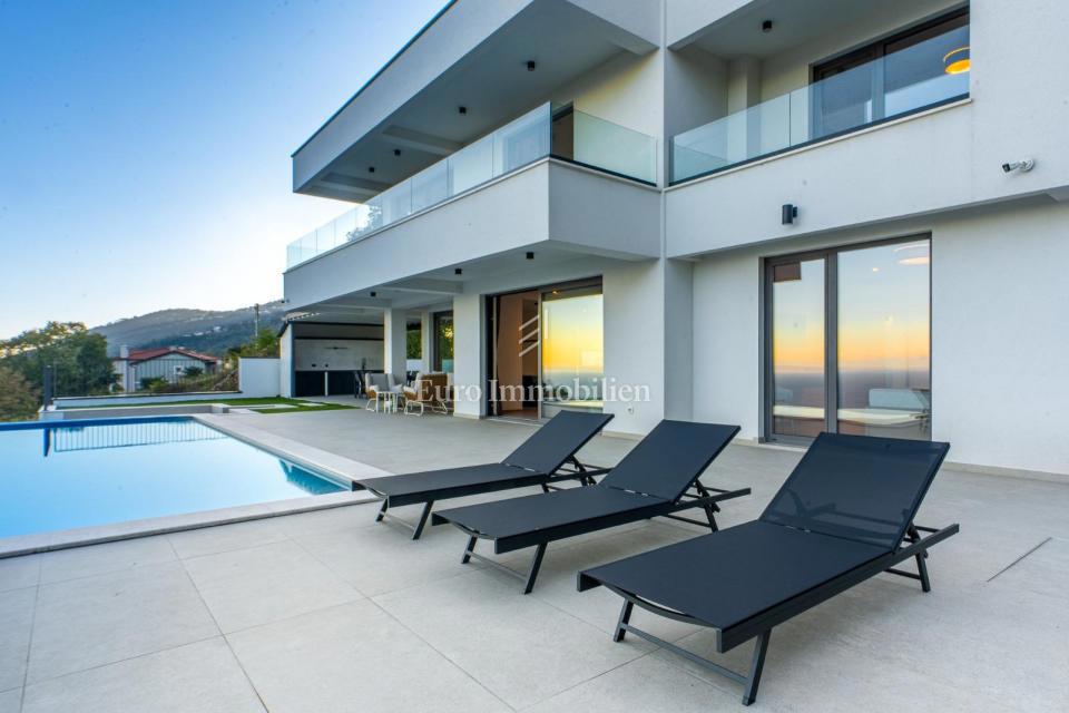 Lovran - casa moderna con piscina a sfioro