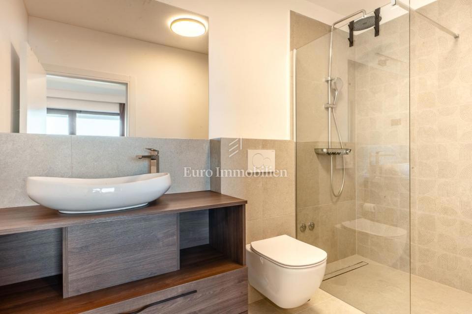 Lovran - casa moderna con piscina a sfioro