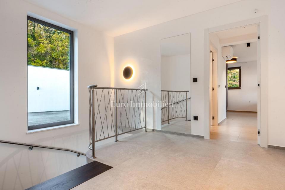 Lovran - casa moderna con piscina a sfioro