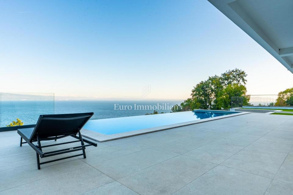 Lovran - casa moderna con piscina a sfioro