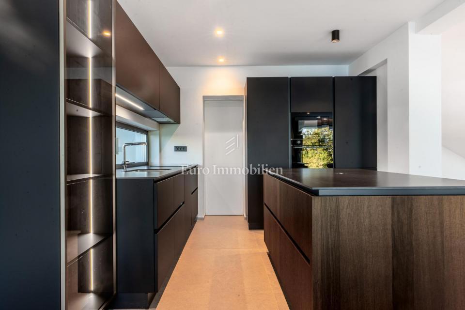 Lovran - casa moderna con piscina a sfioro