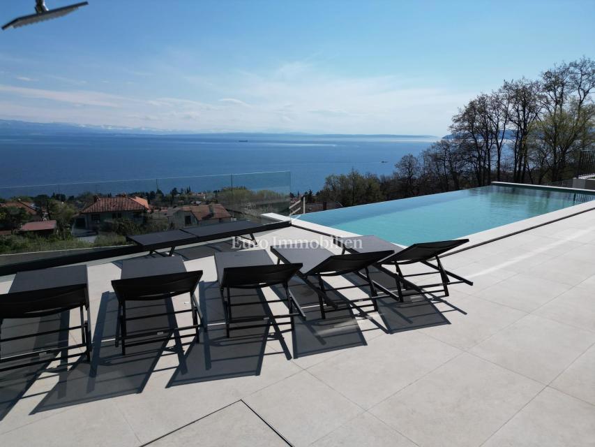 Lovran - casa moderna con piscina a sfioro