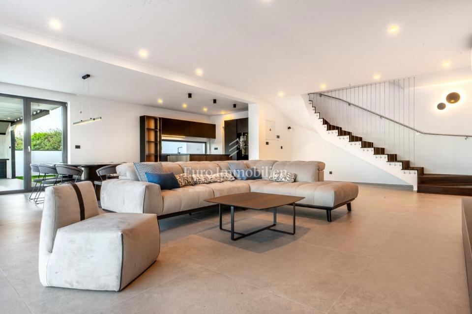 Lovran - casa moderna con piscina a sfioro