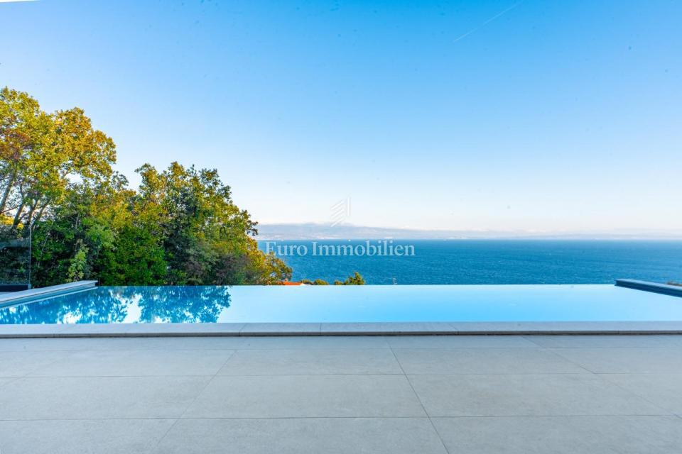 Lovran - casa moderna con piscina a sfioro