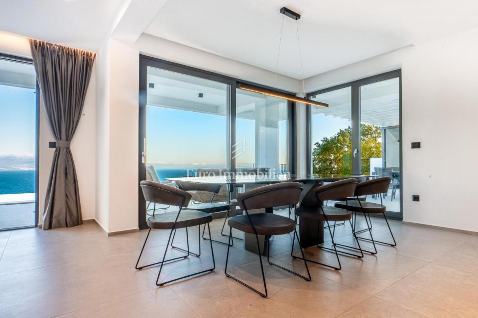 Lovran - casa moderna con piscina a sfioro