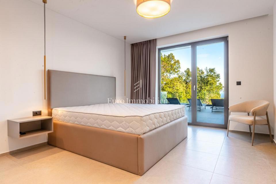 Lovran - casa moderna con piscina a sfioro