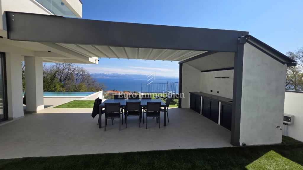 Lovran - casa moderna con piscina a sfioro