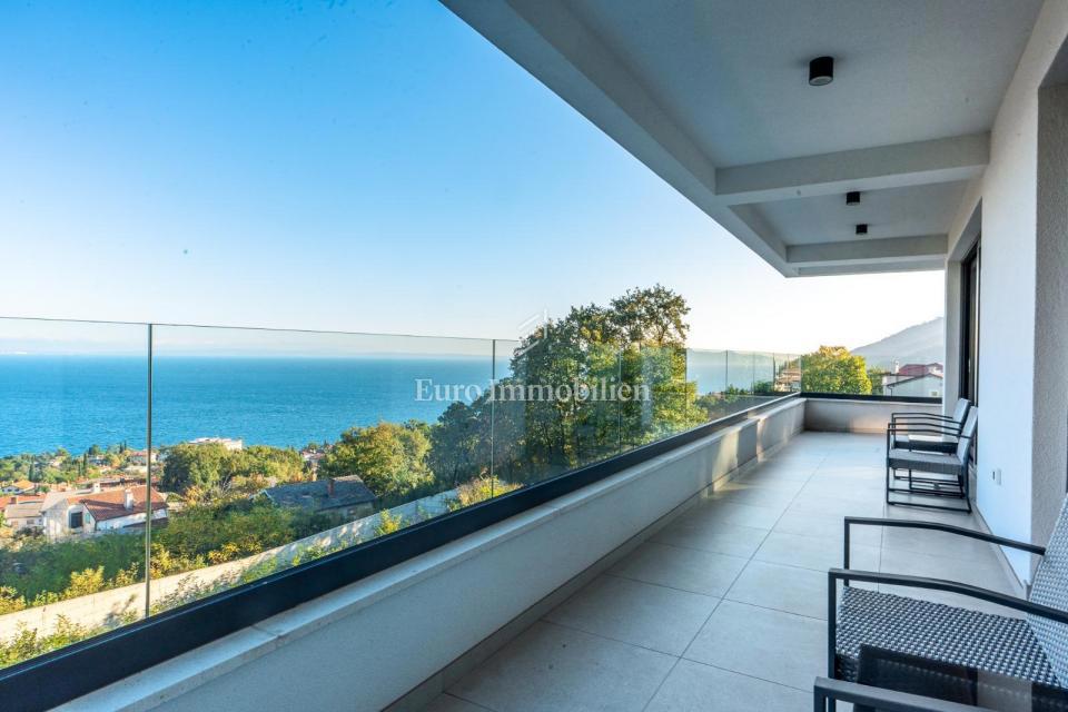 Lovran - casa moderna con piscina a sfioro