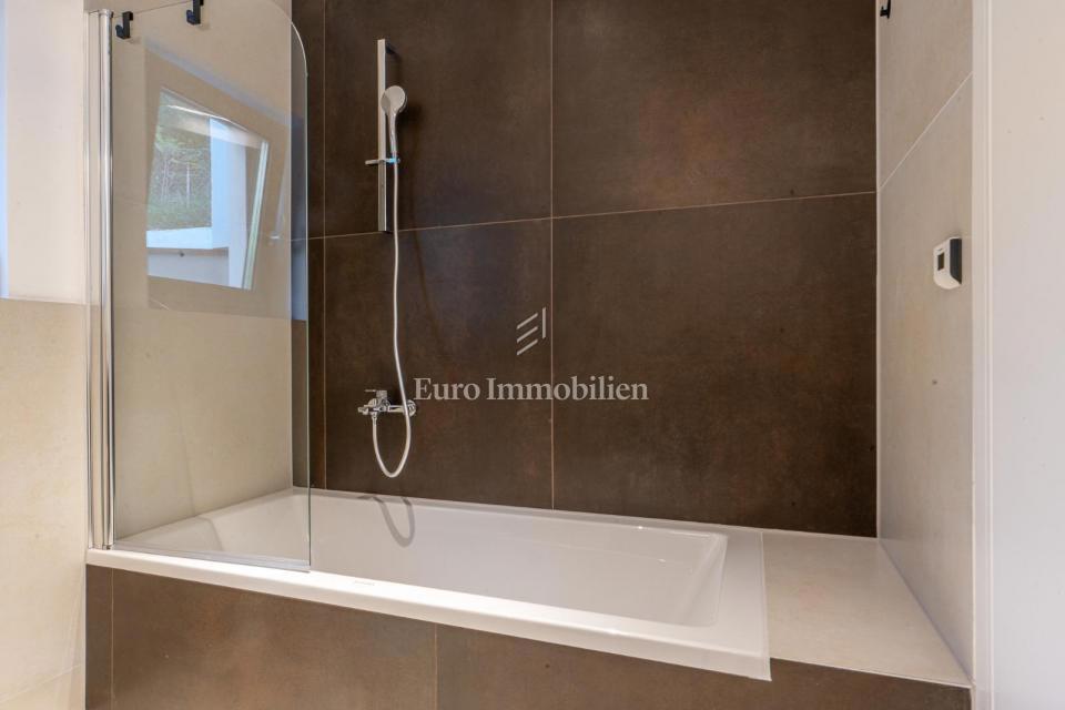 Lovran - casa moderna con piscina a sfioro