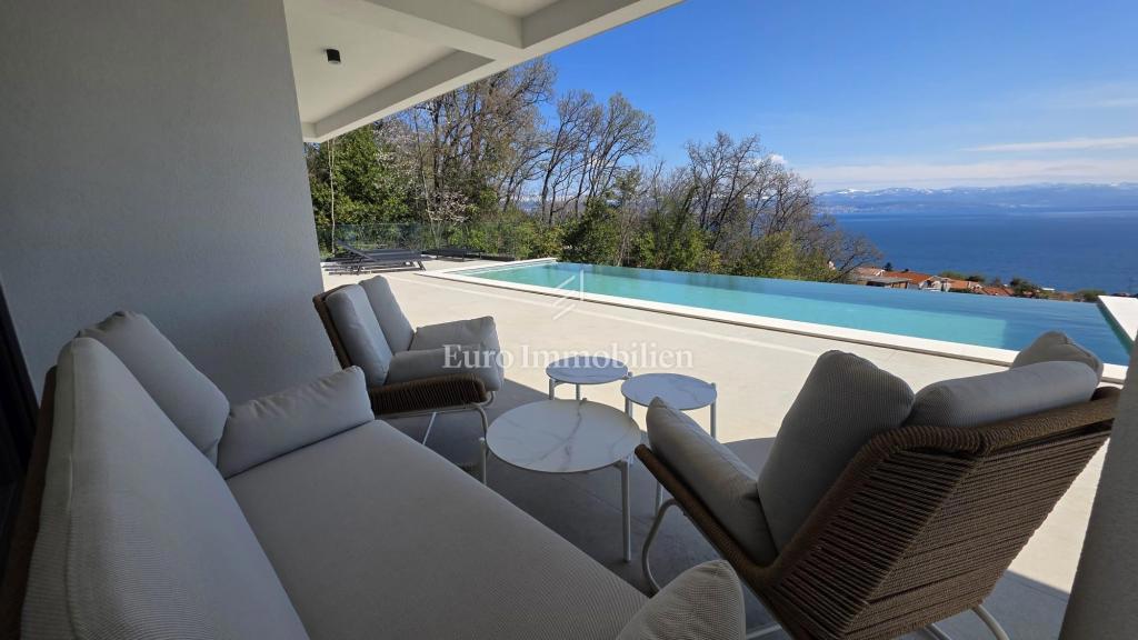 Lovran - casa moderna con piscina a sfioro