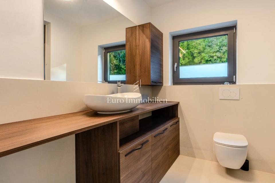 Lovran - casa moderna con piscina a sfioro