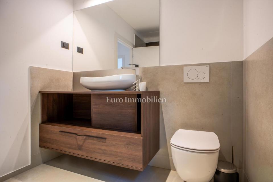 Lovran - casa moderna con piscina a sfioro