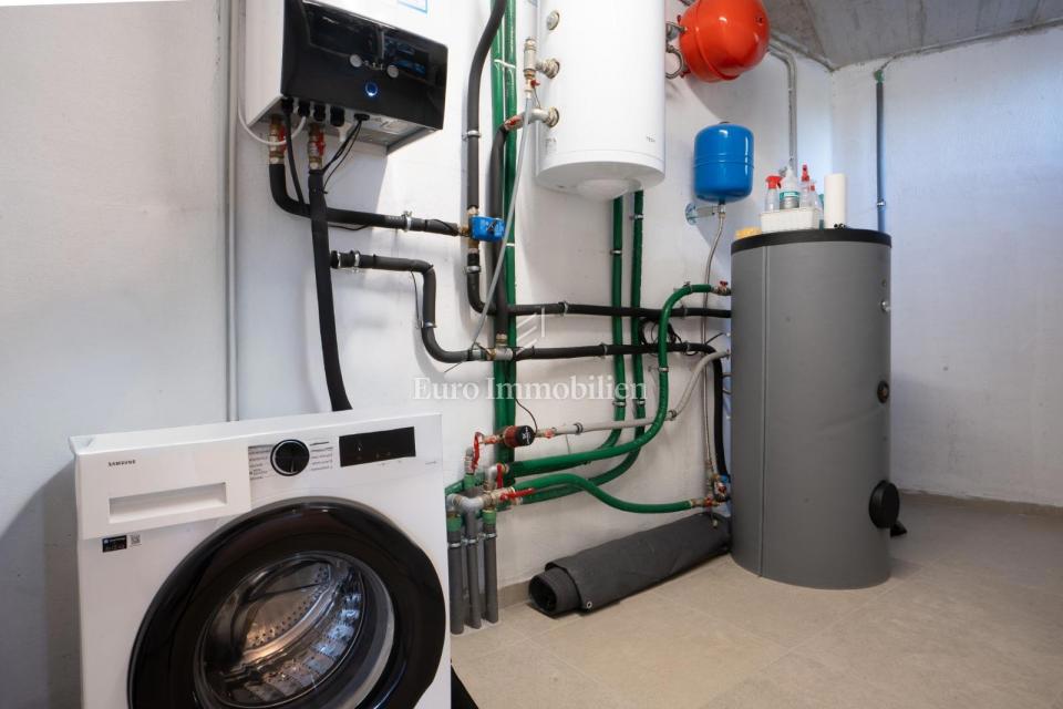 Lovran - casa moderna con piscina a sfioro