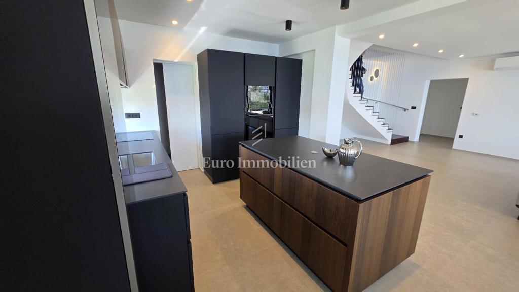 Lovran - casa moderna con piscina a sfioro