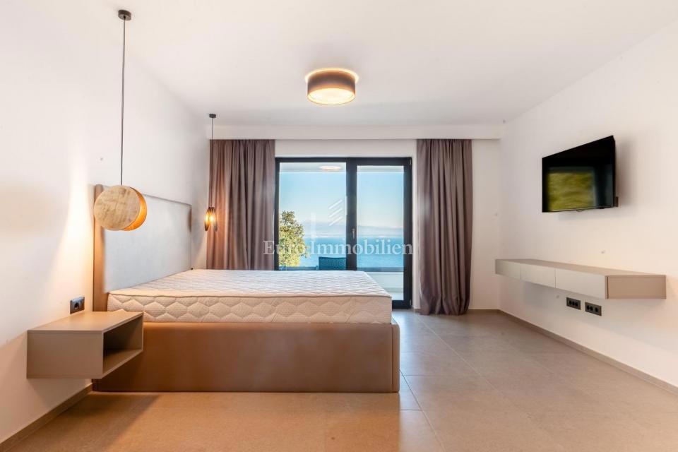 Lovran - casa moderna con piscina a sfioro