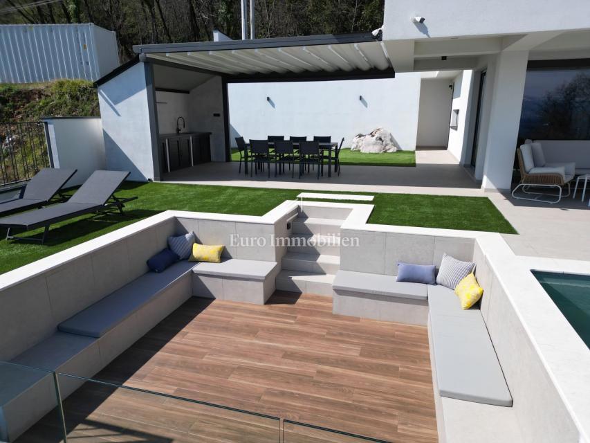 Lovran - casa moderna con piscina a sfioro