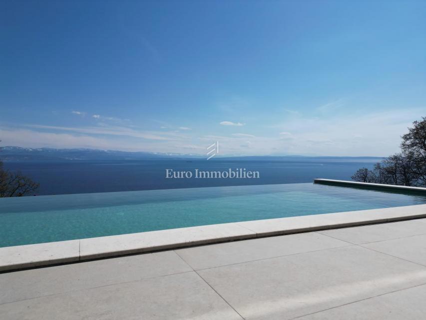 Lovran - casa moderna con piscina a sfioro