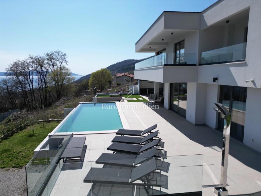 Lovran - casa moderna con piscina a sfioro