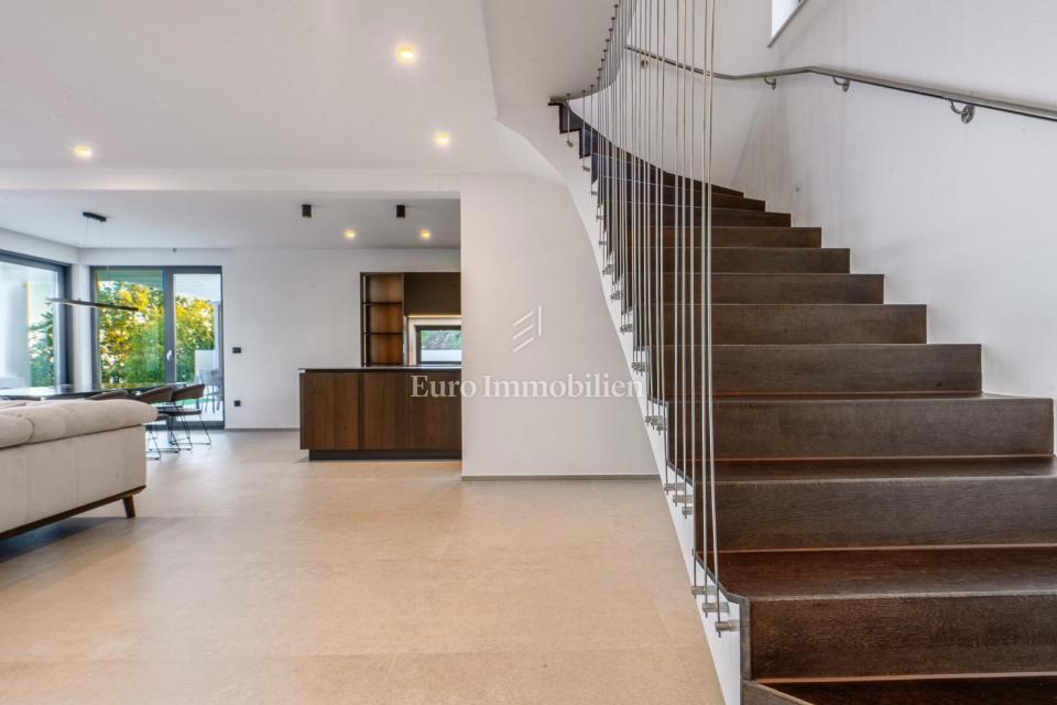 Lovran - casa moderna con piscina a sfioro