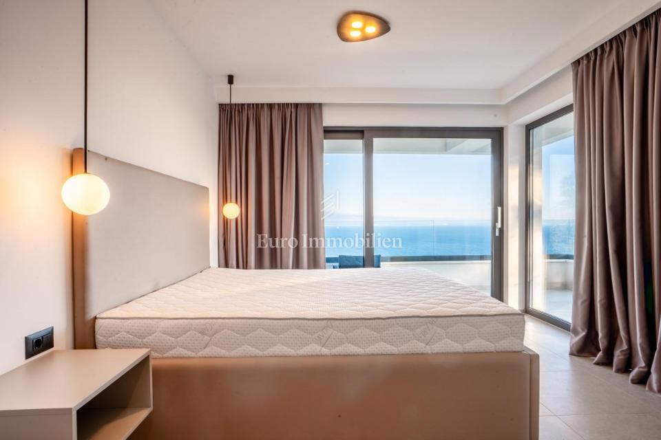 Lovran - casa moderna con piscina a sfioro