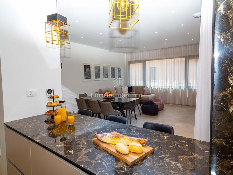 Veliko Brdo - nuova villa con piscina e vista mare