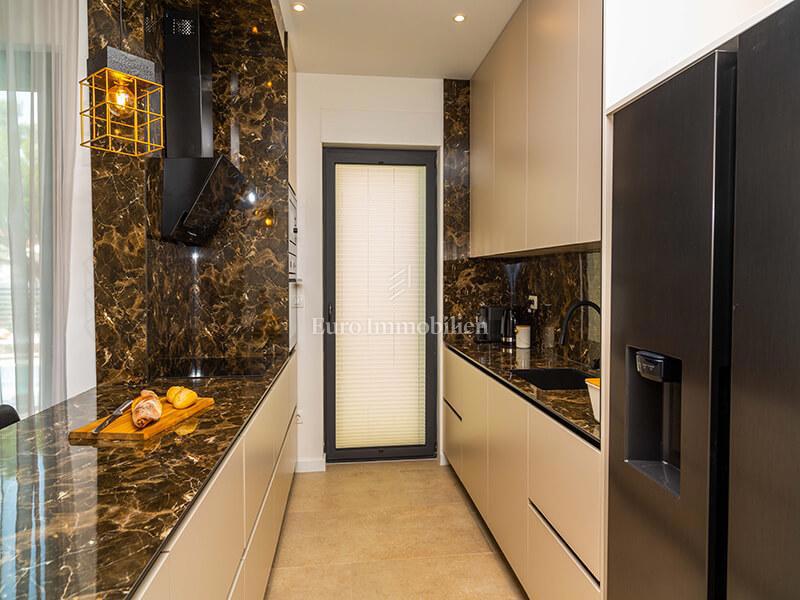 Veliko Brdo - nuova villa con piscina e vista mare