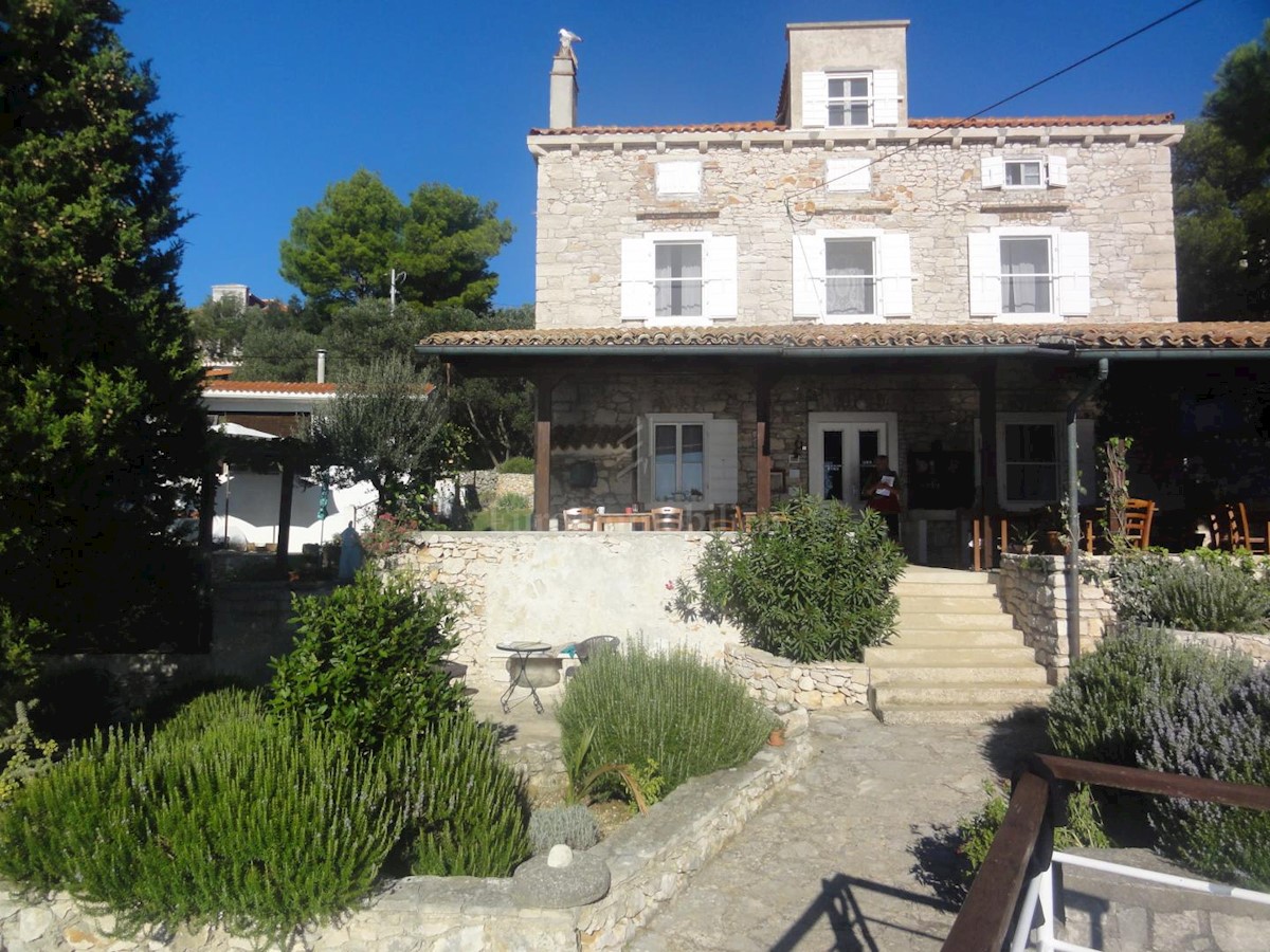 Unije, bellissima casa sul mare