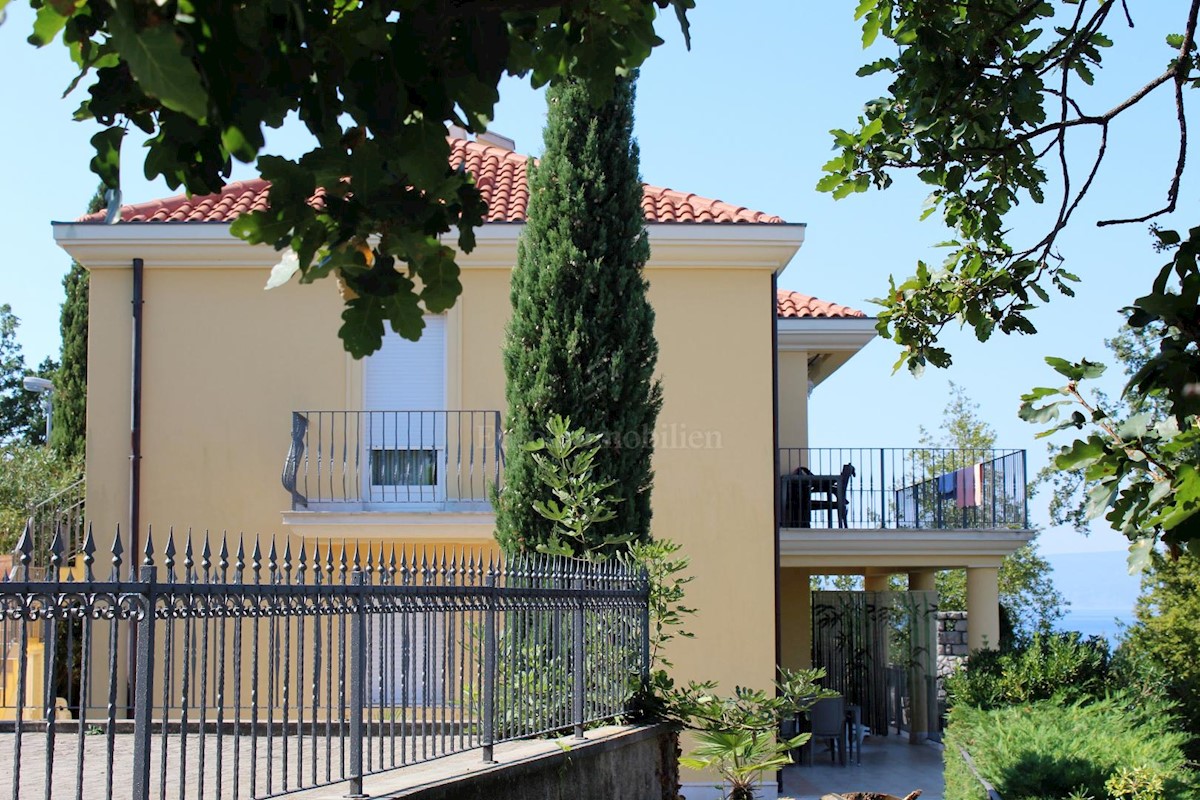 Villa in una posizione privilegiata con vista sul mare 