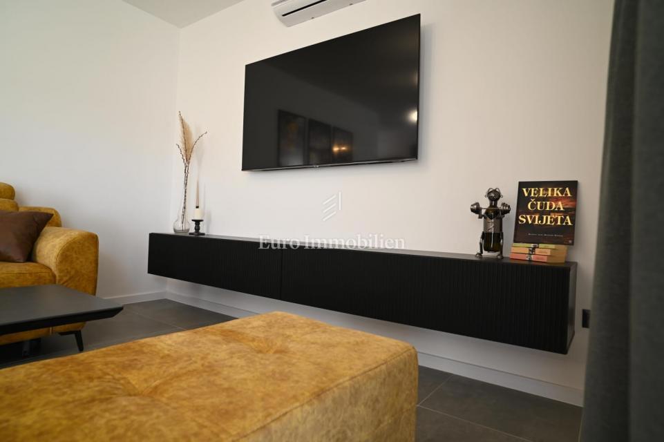 Modern semi-detached villa with pool, island of Vir
