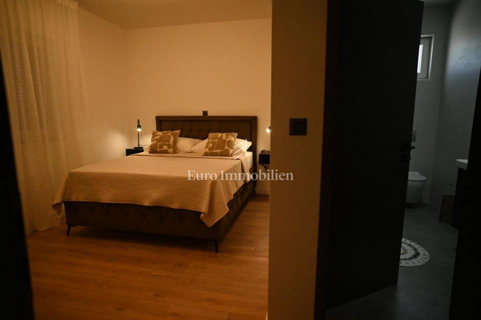 Modern semi-detached villa with pool, island of Vir