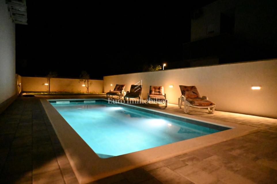Modern semi-detached villa with pool, island of Vir