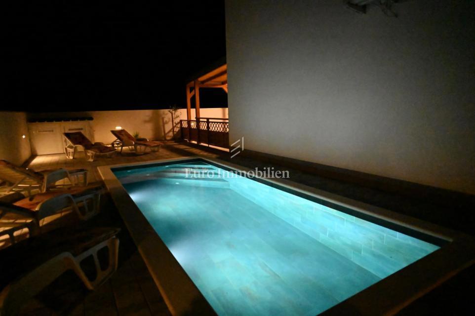Modern semi-detached villa with pool, island of Vir