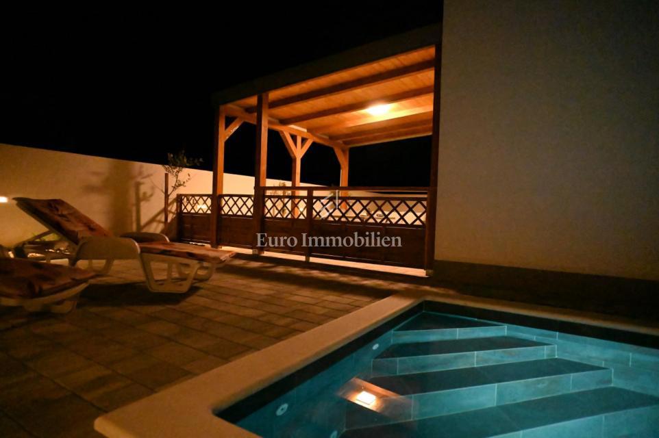 Modern semi-detached villa with pool, island of Vir