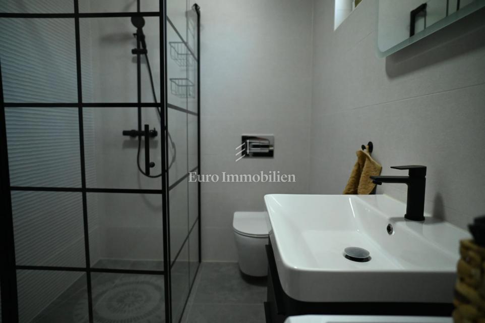 Modern semi-detached villa with pool, island of Vir