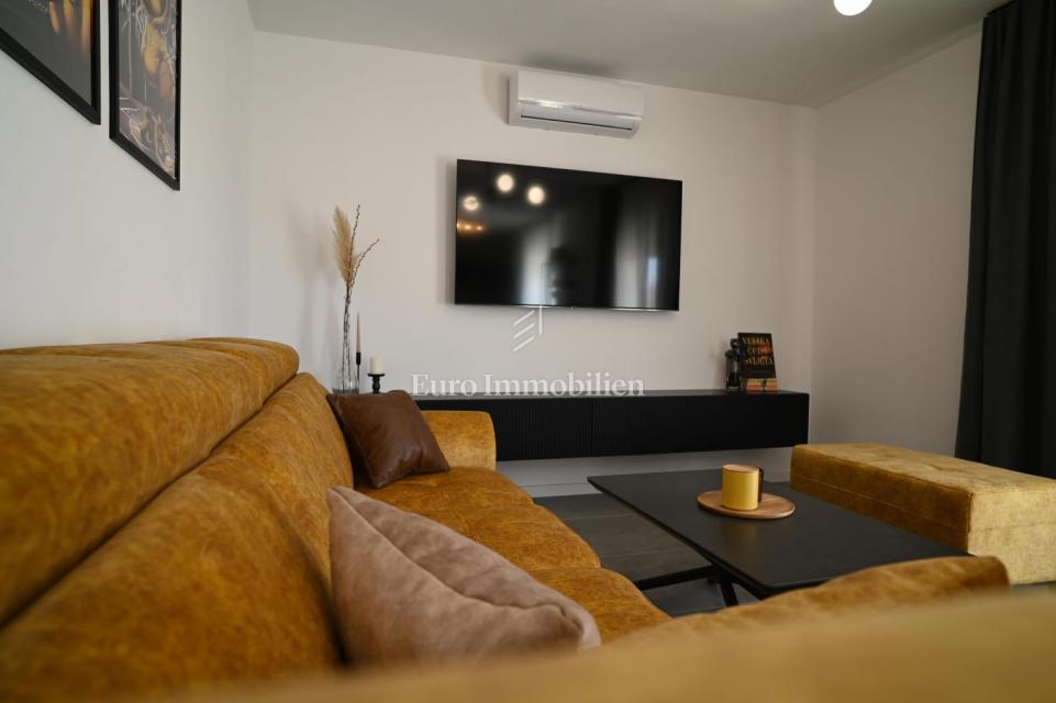 Modern semi-detached villa with pool, island of Vir