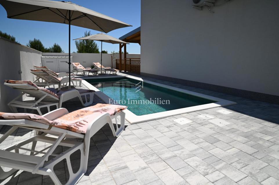 Modern semi-detached villa with pool, island of Vir