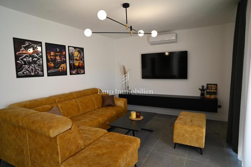 Modern semi-detached villa with pool, island of Vir