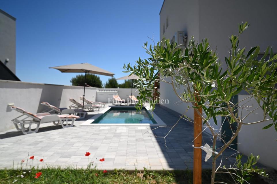 Modern semi-detached villa with pool, island of Vir