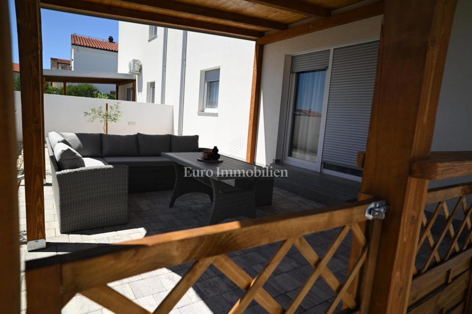Modern semi-detached villa with pool, island of Vir