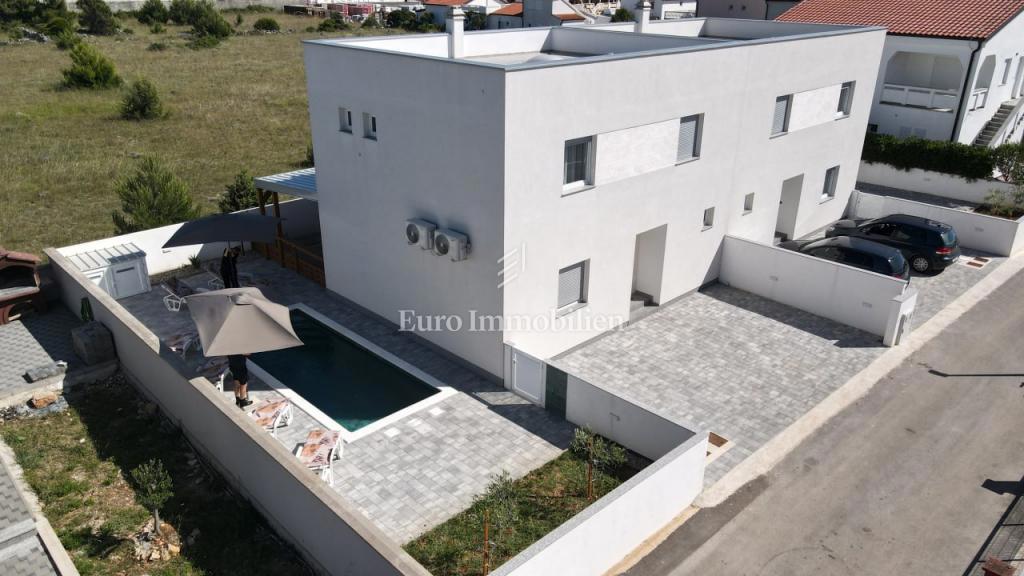 Modern semi-detached villa with pool, island of Vir