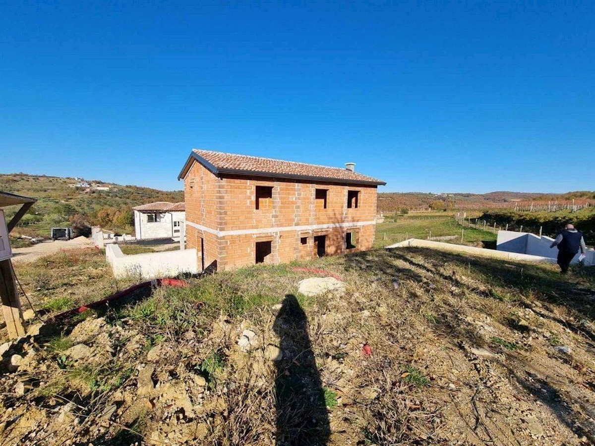 Detached villa in a unique location overlooking vineyards and olive groves