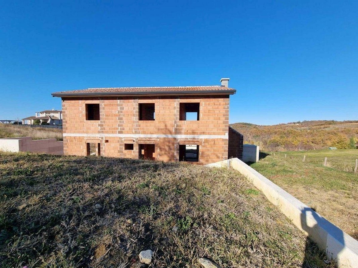 Detached villa in a unique location overlooking vineyards and olive groves